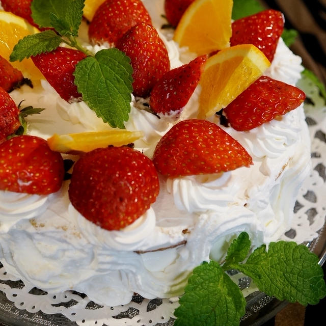 ■娘の誕生日続編で【自家製ママレード入り　苺のショートケーキ】スポンジはH・MIXで作りました。