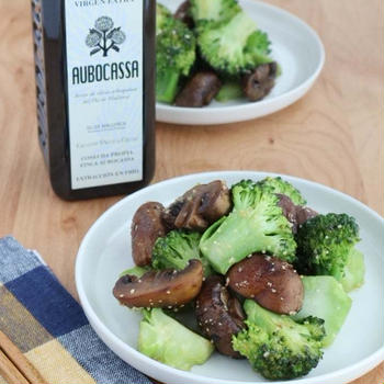 【#ヘルシーレシピ】野菜がパクパク食べられる！ブロッコリーとマッシュルームのガーリックソテー