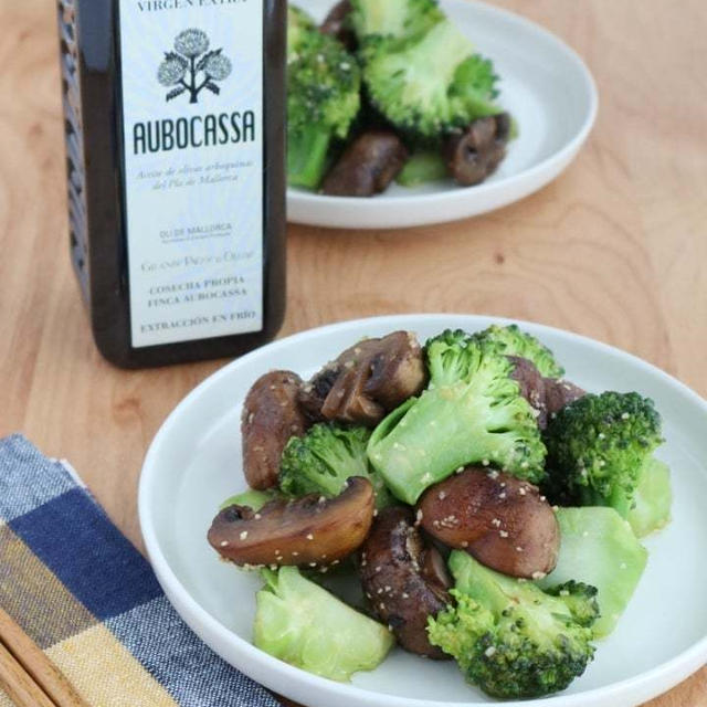 【#ヘルシーレシピ】野菜がパクパク食べられる！ブロッコリーとマッシュルームのガーリックソテー