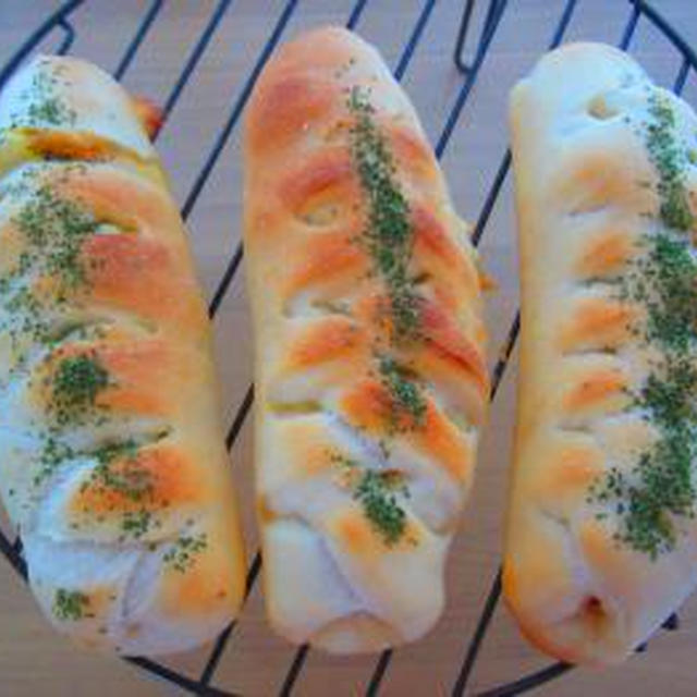 ﾁｰｽﾞｳｲﾝﾅｰとｶﾚｰ野菜のﾊﾟﾝ♪ｸﾘｰﾑﾁｰｽﾞ&ﾚｰｽﾞﾝｼｭｶﾞｰ♪塩ﾊﾟﾝ
