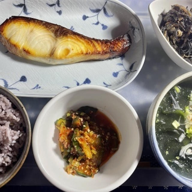 お魚定食と韓国風サラダ。