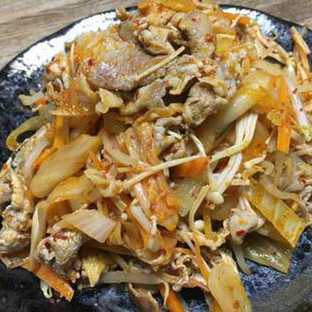 お疲れ気味だったので、豚キムチとわかめスープ