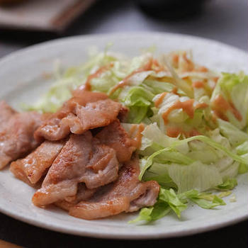 豚肉の味噌焼き　ざく切りレタス添え