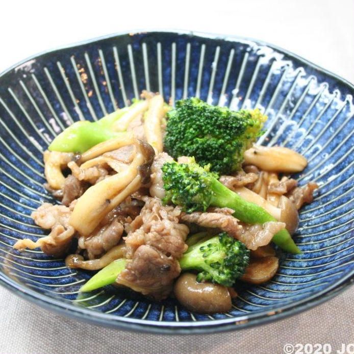 青い深皿に盛りつけられた牛肉とブロッコリー、しめじの中華炒め