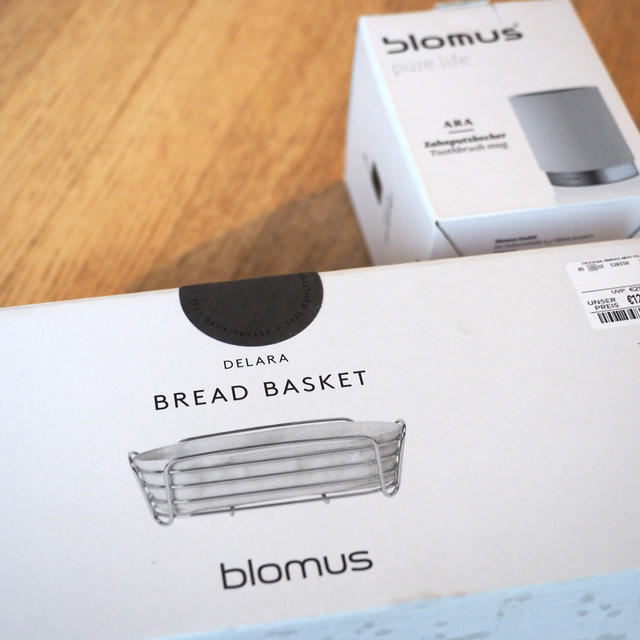 ドイツで購入したblomusの歯ブラシ立てとパン用バスケット