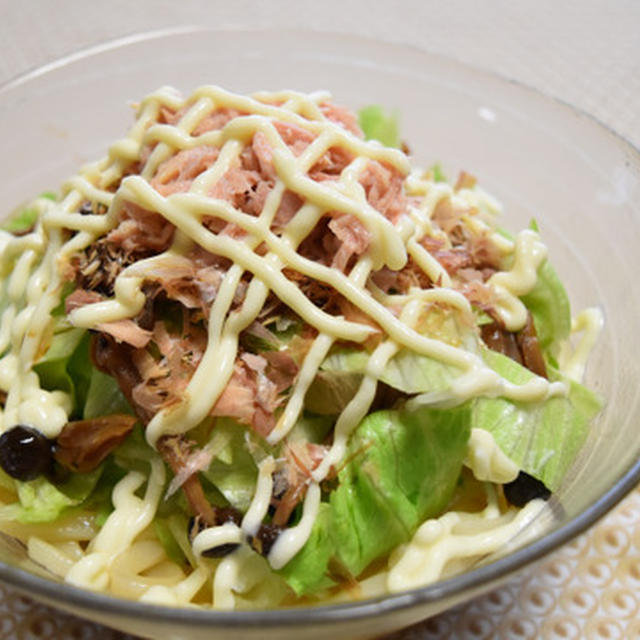 ツナとしめじの和風サラダうどん。しめじの佃煮が味のポイント、簡単ランチ。