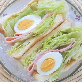 ひんやり＆シャキッとレタスを味わう〜ボリュームサラダサンドの朝ごはん。