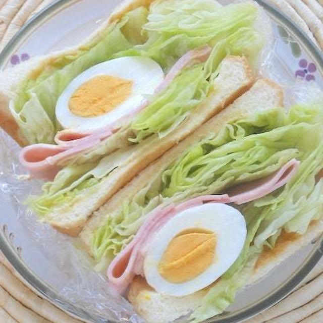 ひんやり＆シャキッとレタスを味わう〜ボリュームサラダサンドの朝ごはん。