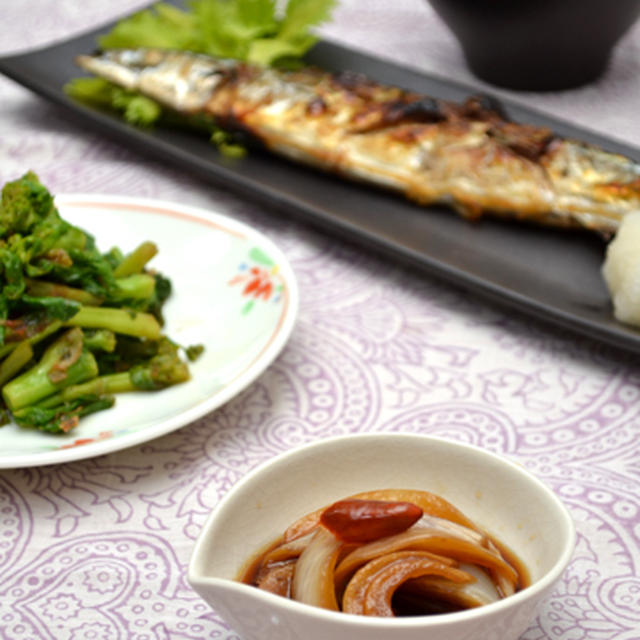 春を先取り・ゆで菜の花のおかか醤油炒め。漬物、ロールケーキ。品格アリの晩ご飯。