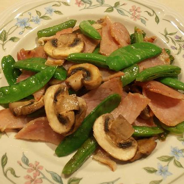 2種類のえんどう豆とベーコンの炒め物