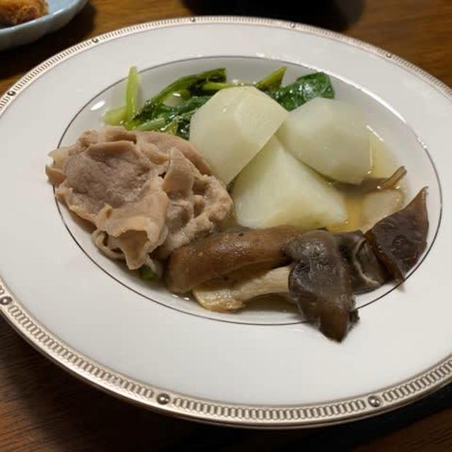 蕪、豚しゃぶ肉、きのこの和スープで暖まる