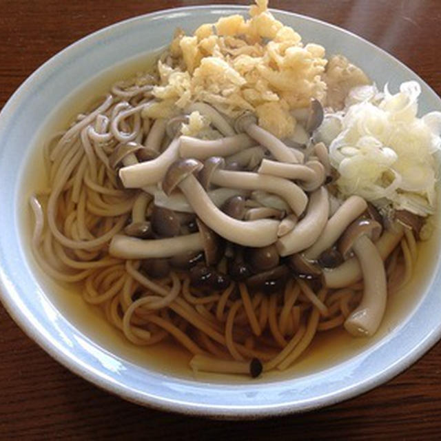 朝の麺は「黒いうどん」？
