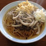 朝の麺は「黒いうどん」？