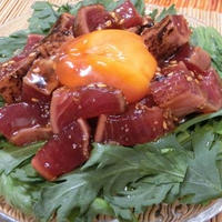 醤油漬け卵黄をからませて♪　カツオのたたきのユッケと春菊のサラダ