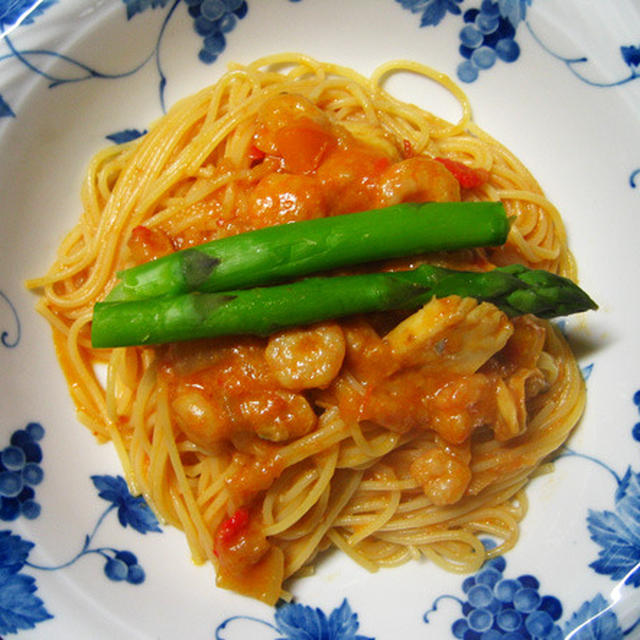 シーフードとアスパラのトマトクリームパスタ