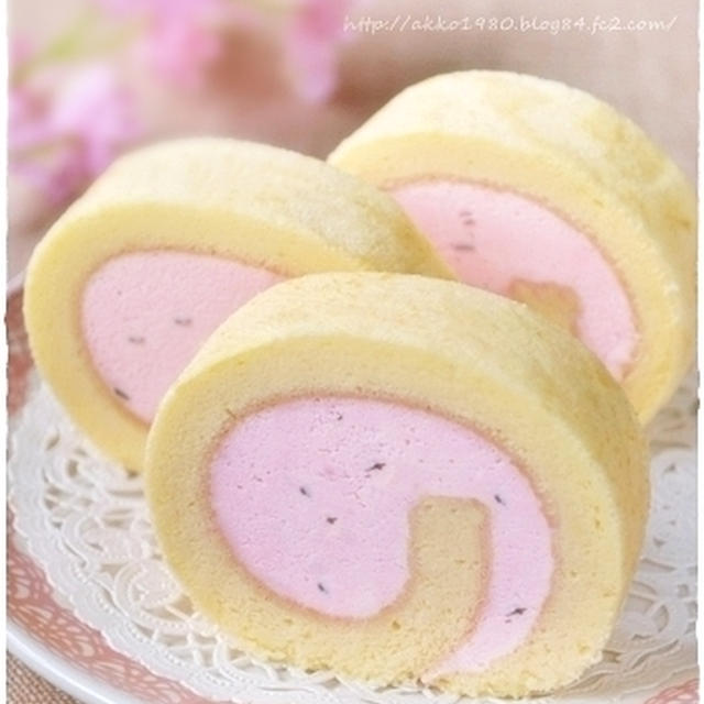 桜ホイップのロールケーキ