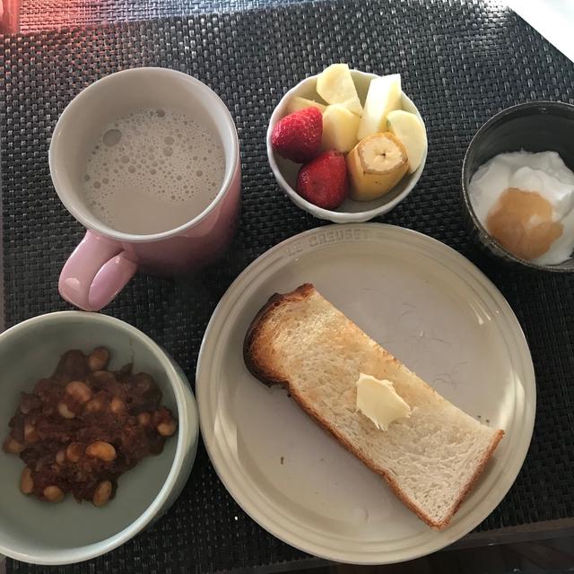 山食パンとチリコンカンの朝ごはん