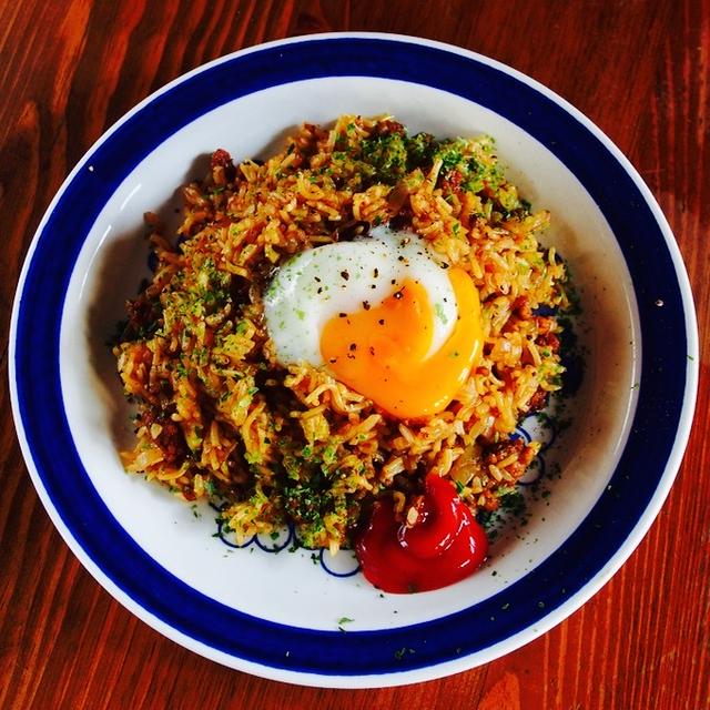 【簡単そばめしレシピ】レンジだけで作れる「 温玉のっけそばめし」