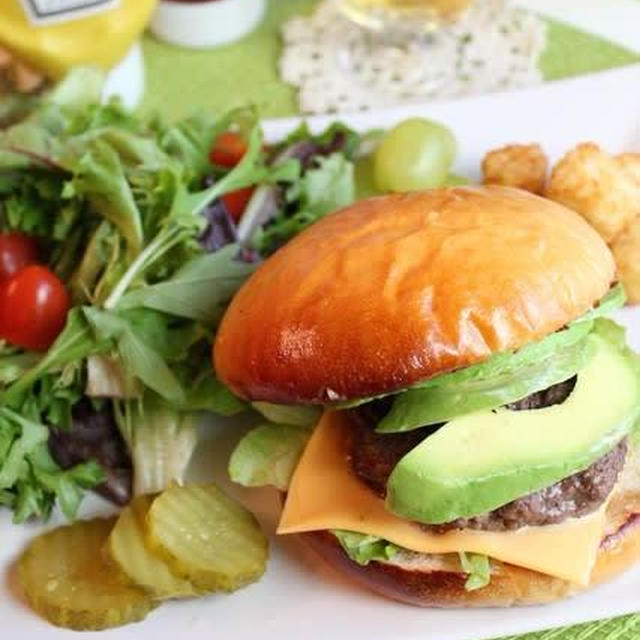アボカドチーズバーガー