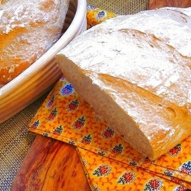 バヌトン型で焼いた、天然酵母(あこ天然酵母)の味わい深い大型の田舎パン