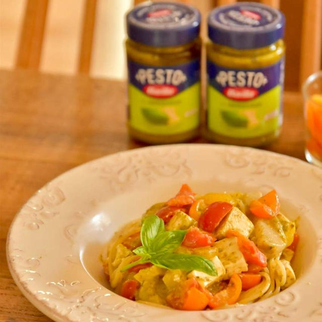 バジルソースで豆腐とトマトのカプレーゼ風パスタ