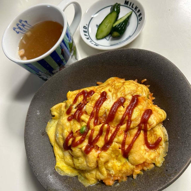 たまのオムライスは業務スーパーのチキンライスをチンしてます❣️
