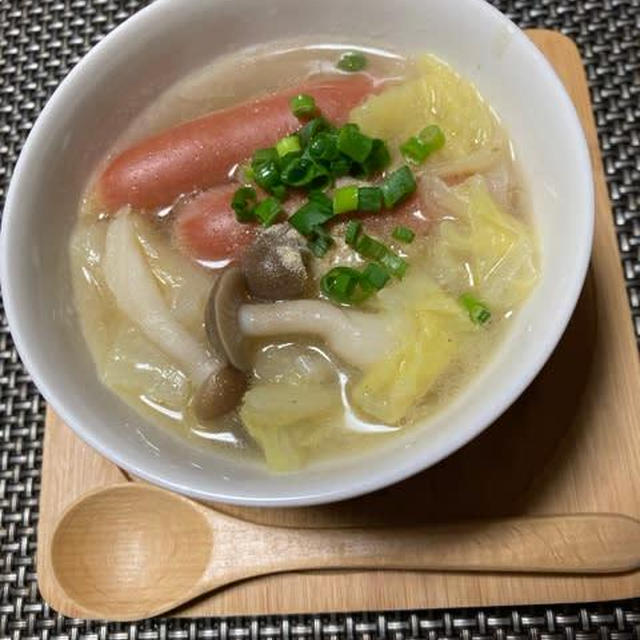 白菜としめじとウインナーの具沢山スープ☆スパイスアンバサダー