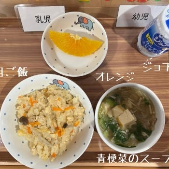 幼稚園の給食（五目ご飯）