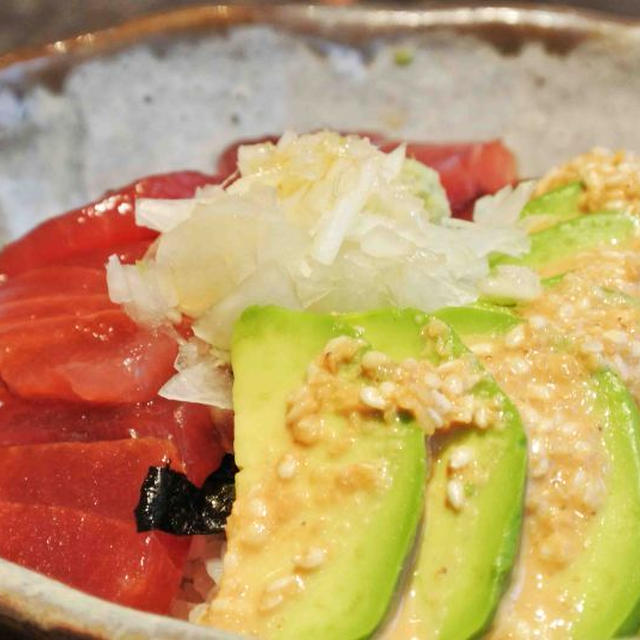 漬けマグロとアボカドの胡麻だれ丼