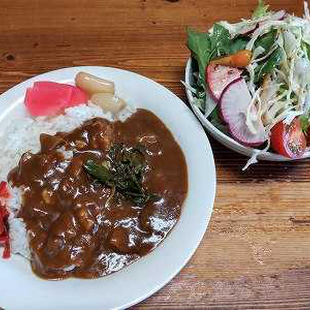 カレーライスとたっぷりサラダ