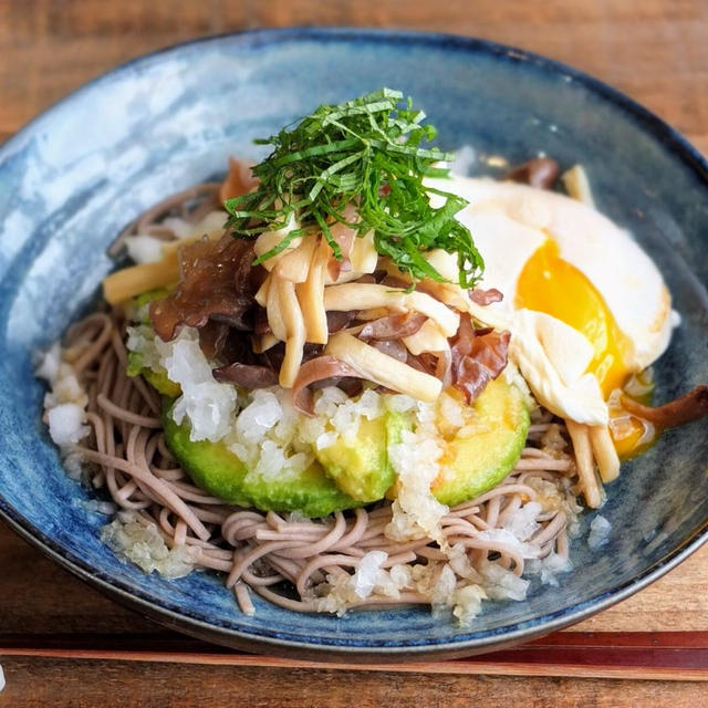 えごま油香る塩炒りキノコとアボカド蕎麦