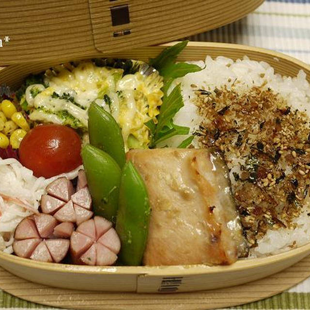 今日はお魚。　焼き鮭とマヨ焼きマヨサラダの弁当