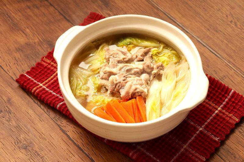 白菜の大量消費に！やみつきスタミナ白菜鍋の超簡単レシピ。つゆだく鍋で体ぽかぽか。