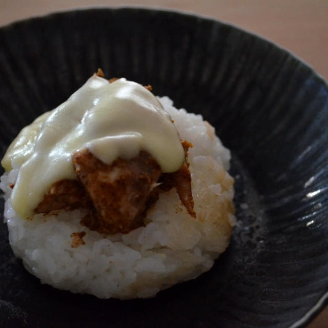 とろ～りチーズのさば味噌カレーおにぎり