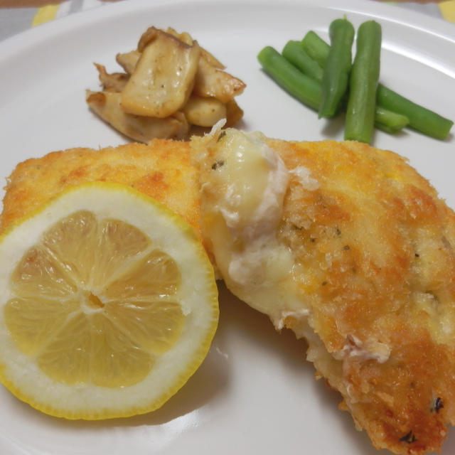 アンチョビマヨネーズとチーズをサンドしたコストコのさくら鶏のパン粉焼き　　バジル風味