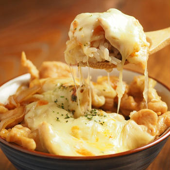 メシ通！「鶏むね肉の甘辛チーズ丼」、鶏むね肉で作った牛丼風とろとろチーズ丼です！