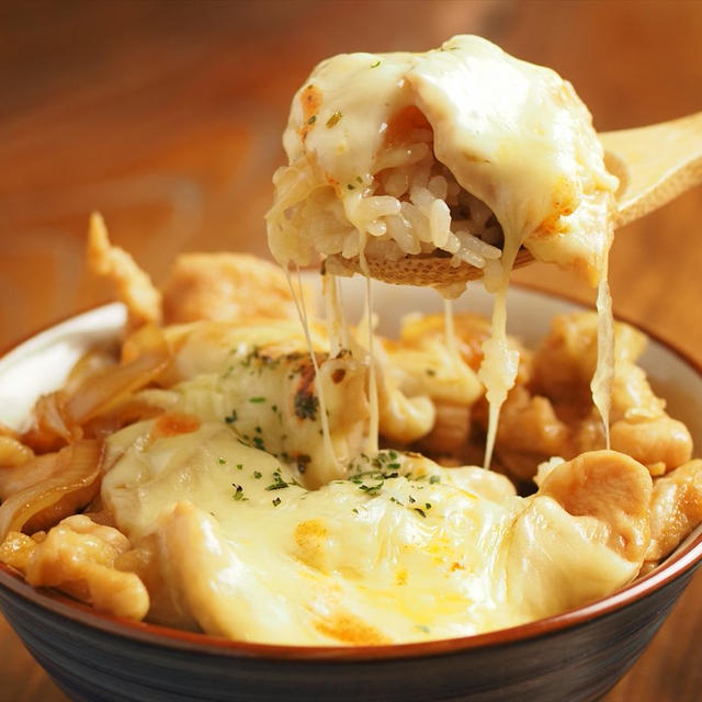 メシ通！「鶏むね肉の甘辛チーズ丼」、鶏むね肉で作った牛丼風とろとろチーズ丼です！
