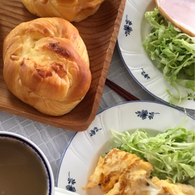 朝と昼の間で食べる朝食？