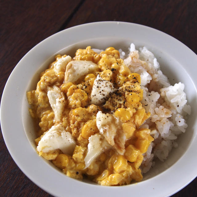 「チーたま丼」とは、チーズと卵のスクランブルエッグのっけめしのことです。