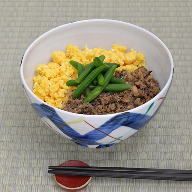 レシピ---さばの缶詰（水煮）そぼろ丼（三色丼）卵入/赤地径作のどんぶり鉢