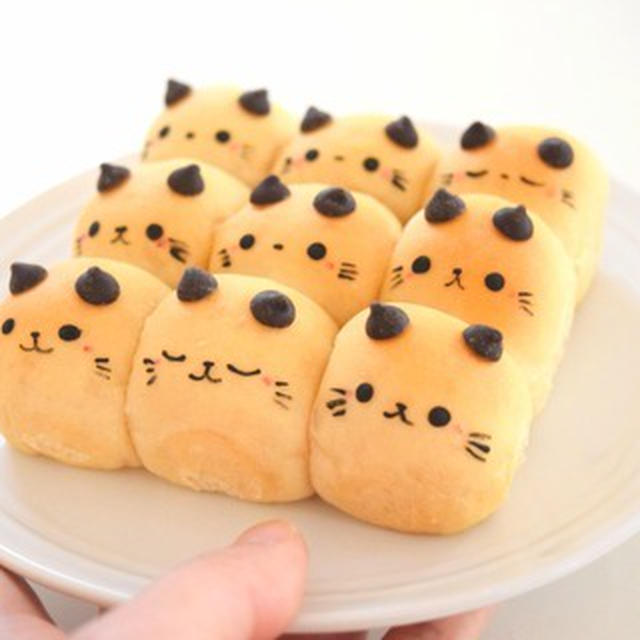 セリアのブラウニーケーキ型で♪10cm角のちびねこちぎりパン。