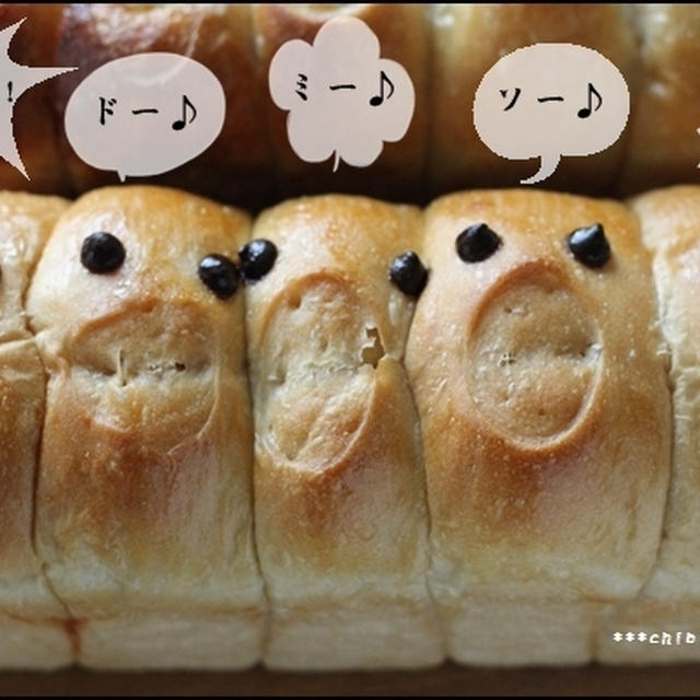 謎の合唱団。