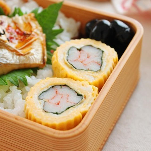 定番お弁当おかずをちょっとおめかし♪「かにかまと大葉の卵焼き」