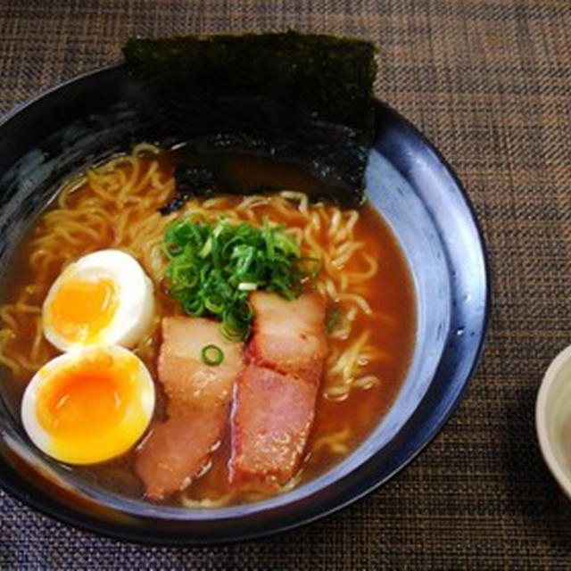 ブログ更新にも歪は継続中・・・醤油とんこつラーメン♪・・♪