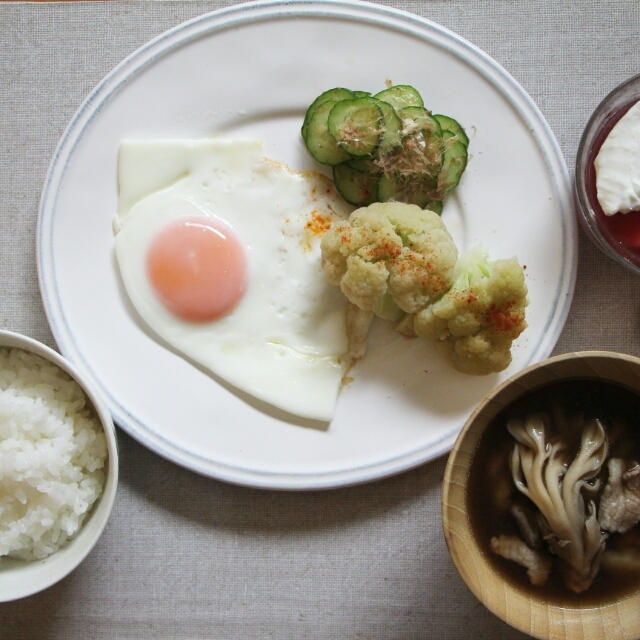 目玉焼きでシンプル朝ご飯＊ポケットサンドのお弁当＊味噌汁リメイクとひやむぎで夕ごはん