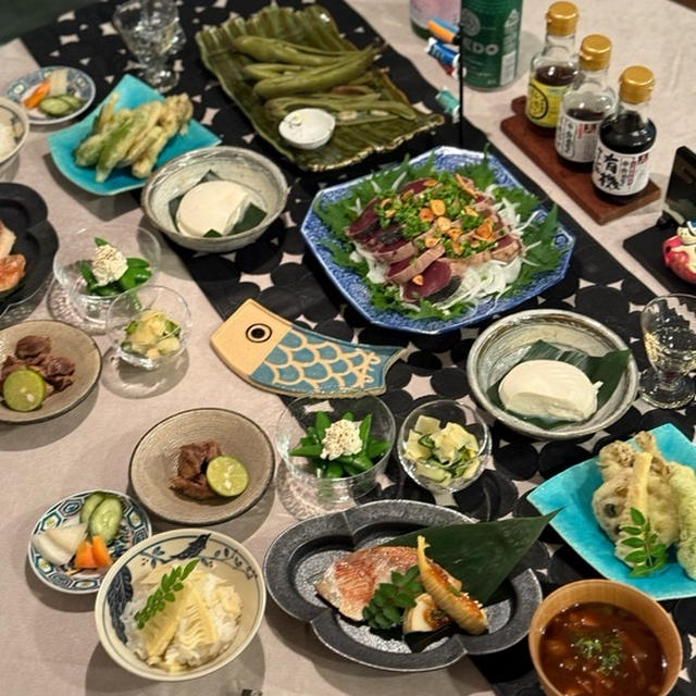 たけのこご飯と鰹のたたきとか、作りすぎてテーブルいっぱいの夜ごはん