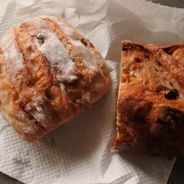 グルテンフリー米粉パンと小麦のパンの比較。