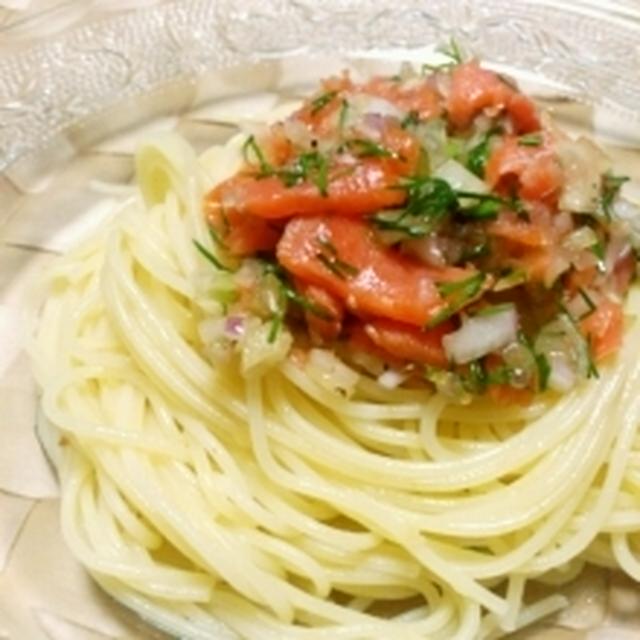 スモークサーモンと香味野菜の冷製フェデリーニ