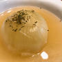 「シャトルシェフ」の低温調理で作る！丸ごと玉ねぎのオニオンスープのレシピ。お箸で切れるトロトロ食感を楽しめる。