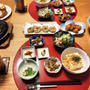 焼き鳥缶のトマト煮、しいたけツナマヨ焼、もつ煮、小鉢7品で晩酌